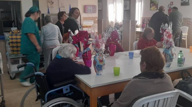 Ardea, il Sindaco e l’Assessore ai servizi sociali distribuiscono uova di Pasqua agli anziani