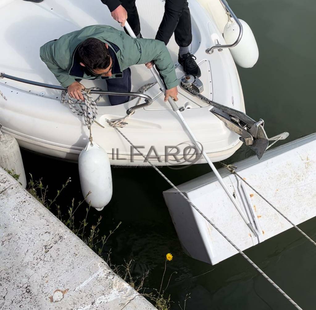 Fiumicino, scempio senza fine: un altro frigo ripescato in mare e vie disseminate di rifiuti