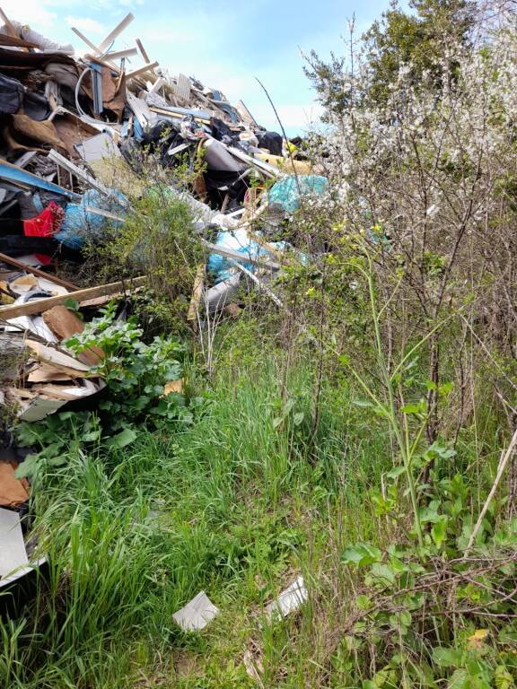 Ardea, rifiuti e case abusive: benvenuti nelle favelas