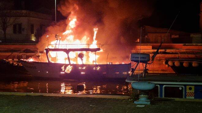 Notte di paura a Fiumicino: barca in fiamme in balìa della corrente del porto canale