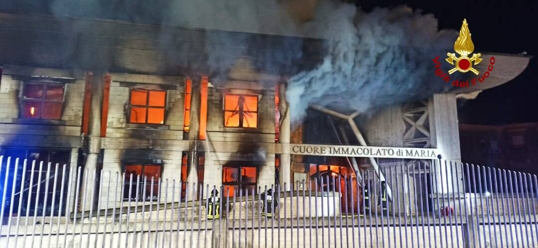 Formia, incendio nella chiesa Don Bosco: scatta la solidarietà online