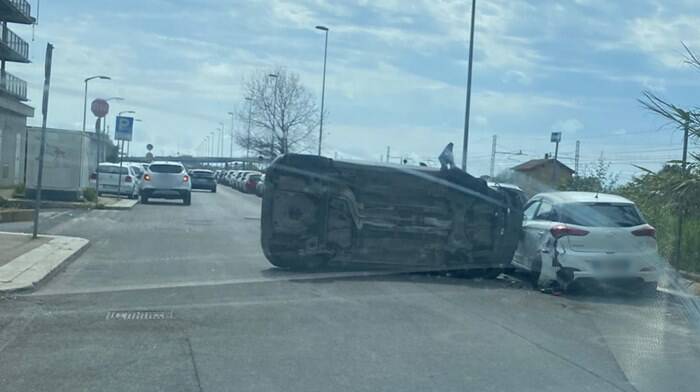 Incidente a Parco Leonardo, auto si ribalta e finisce contro le macchine parcheggiate