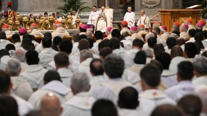 Messa Crismale, il Papa striglia i preti: “Basta cordate e presbiteri divisi: si macchia la veste della Chiesa”