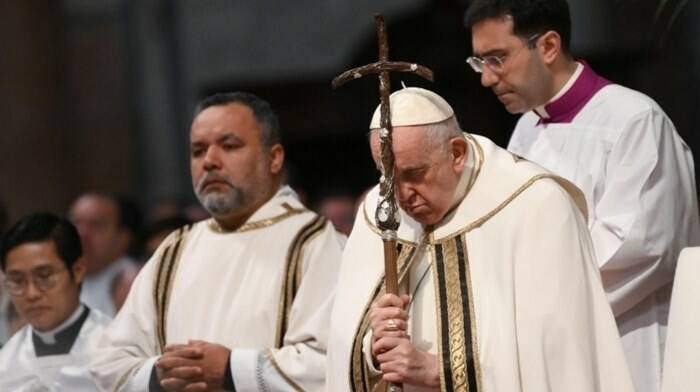 Messa Crismale, il Papa striglia i preti: “Basta cordate e presbiteri divisi: si macchia la veste della Chiesa”