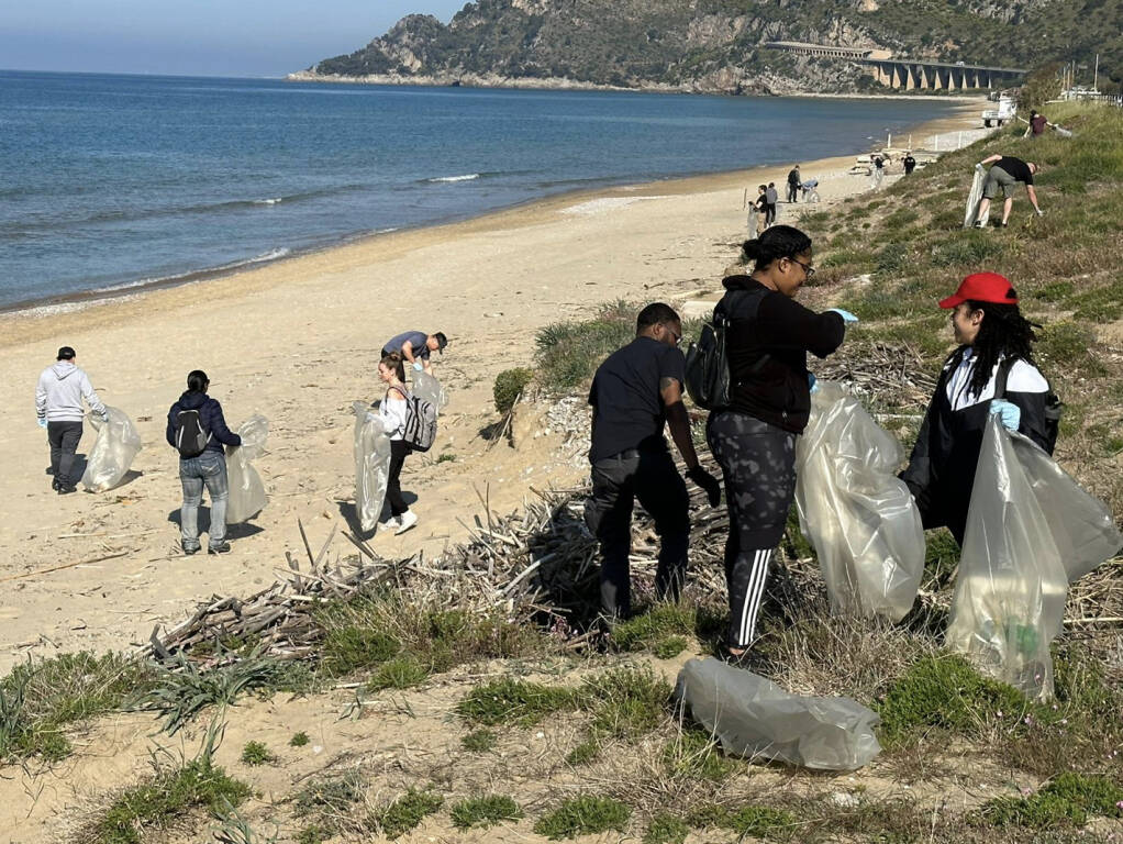 Da Washington a Gaeta: militari americani puliscono di nuovo le spiagge del litorale