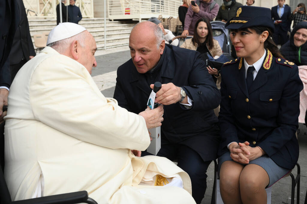 La Polizia dona l’olio del Giardino della memoria di Capaci al Papa e ai vescovi del litorale romano
