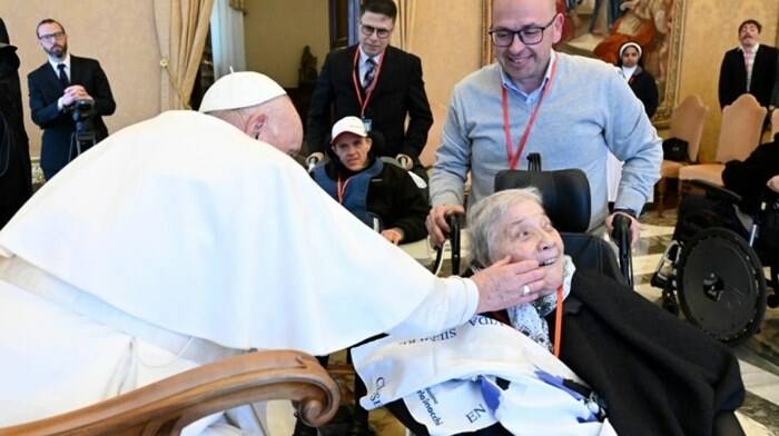 Il Papa: “Cure per tutti, togliere medicine agli anziani è un’eutanasia nascosta”