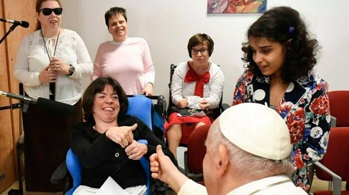 La carezza del Papa ai bimbi ciechi di Budapest: “Portate avanti il Vangelo puro”