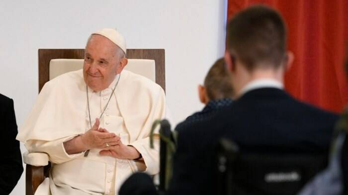 La carezza del Papa ai bimbi ciechi di Budapest: “Portate avanti il Vangelo puro”