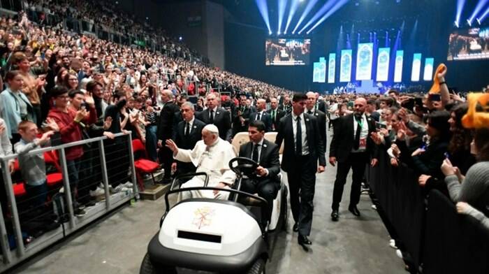 Il Papa ai giovani: “Non accontentatevi dei social, aiutiamo il mondo a vivere in pace”