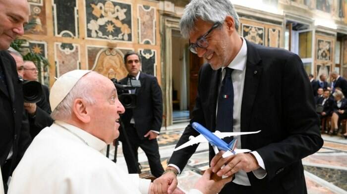 Bergoglio pronto a volare in Ungheria e Mongolia. E ringrazia Ita: “Siete le ali del Papa”