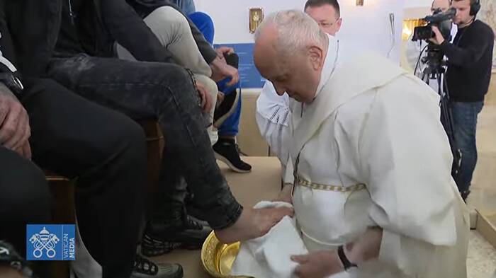 Il Papa lava i piedi a dodici carcerati: “Non è folklore, Gesù vuole che ci aiutiamo”