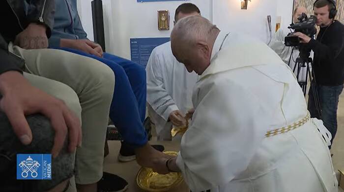 Il Papa lava i piedi a dodici carcerati: “Non è folklore, Gesù vuole che ci aiutiamo”