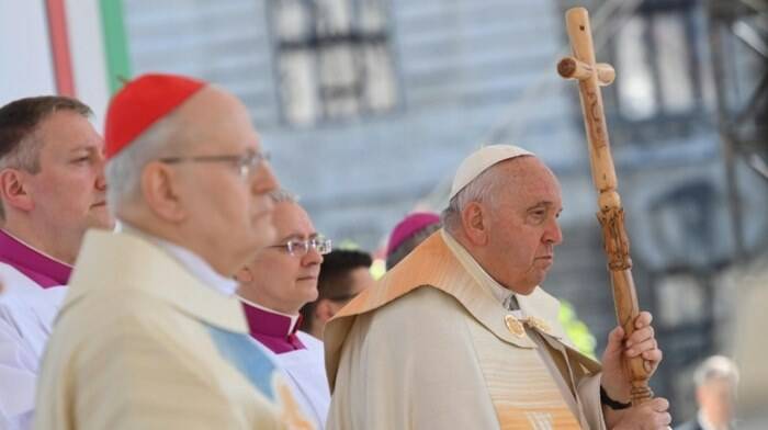 Dall’Ungheria l’appello del Papa all’accoglienza: “Basta chiudere le porte a chi ‘non è in regola’”