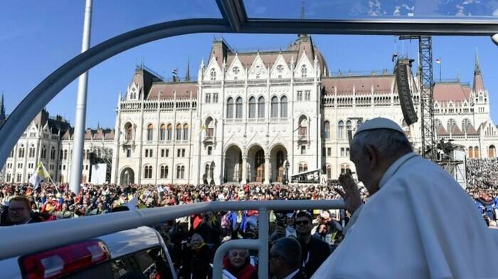 Dall’Ungheria l’appello del Papa all’accoglienza: “Basta chiudere le porte a chi ‘non è in regola’”