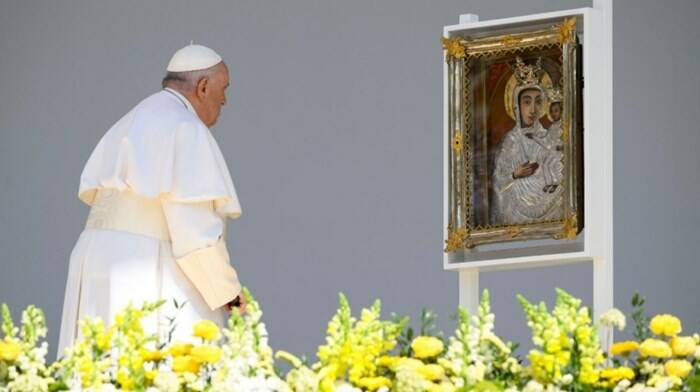 Dall’Ungheria l’appello del Papa all’accoglienza: “Basta chiudere le porte a chi ‘non è in regola’”
