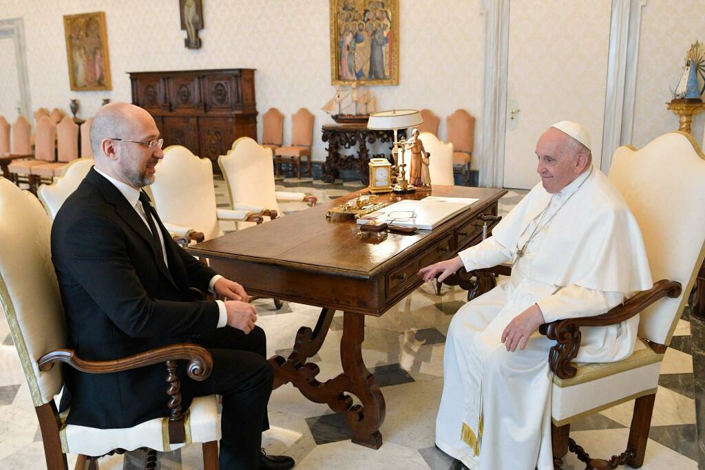 Il premier ucraino in Vaticano: mezzora di faccia a faccia col Papa sulla pace