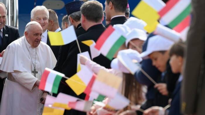 Il Papa atterrato a Budapest: tre giorni in Europa per “costruire ponti tra i popoli”
