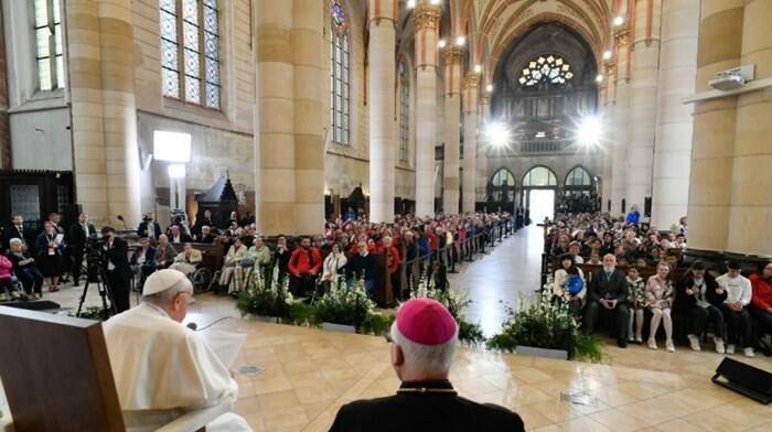 Budapest, il Papa abbraccia i rifugiati: “Serve una Chiesa che parli il linguaggio della carità”