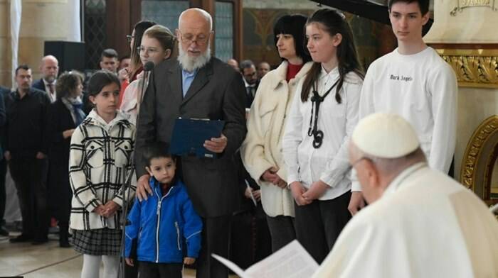 Budapest, il Papa abbraccia i rifugiati: “Serve una Chiesa che parli il linguaggio della carità”
