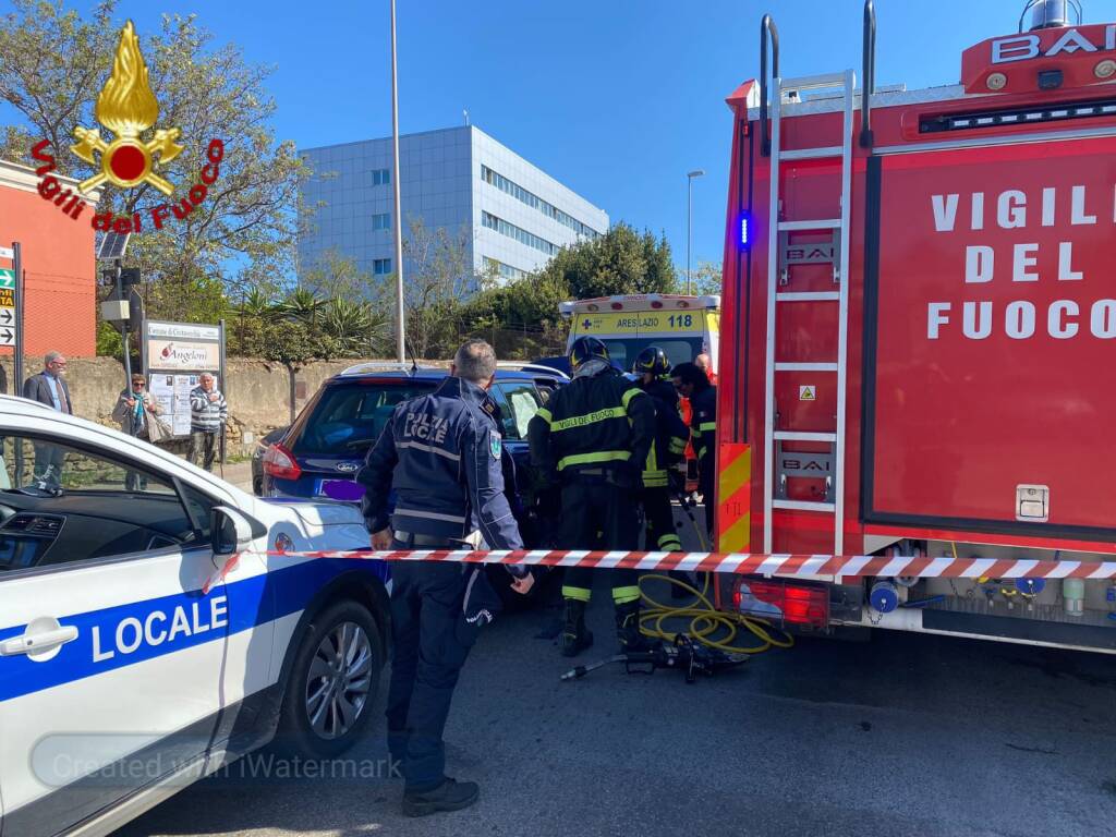 Civitavecchia, schianto tra 2 auto nella rotonda: 6 feriti