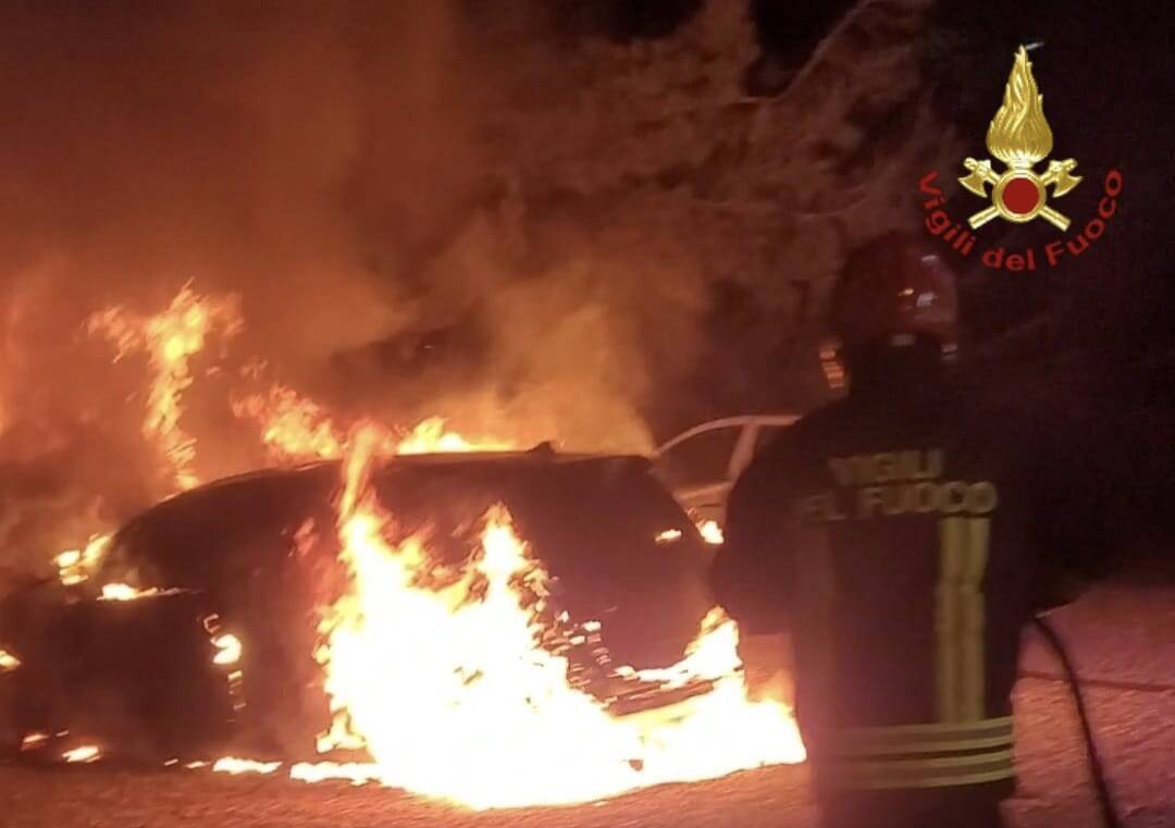 Notte di incendi a Santa Marinella, due auto a fuoco