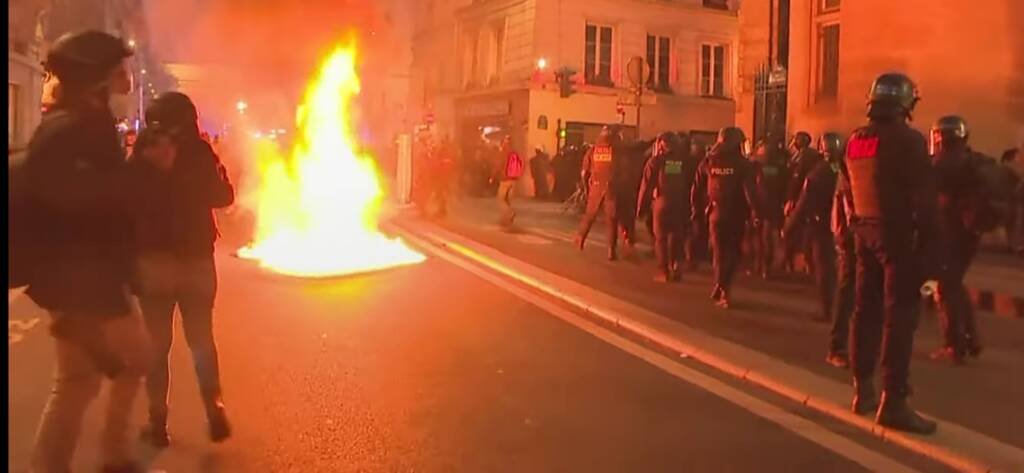 In Francia le proteste non si fermano: Parigi presa d’assalto dopo il discorso di Macron