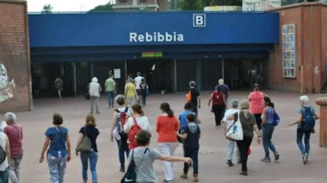 Roma, choc alla stazione della metro: lite degenera a colpi di machete