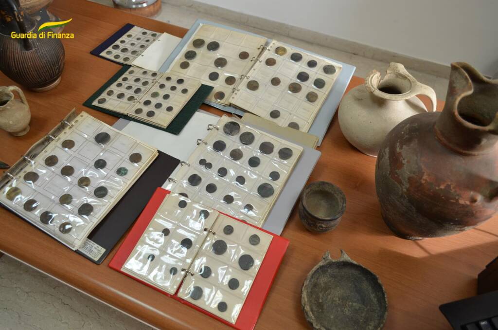 Al bazar del tombarolo: una collezione di reperti archeologici dentro casa