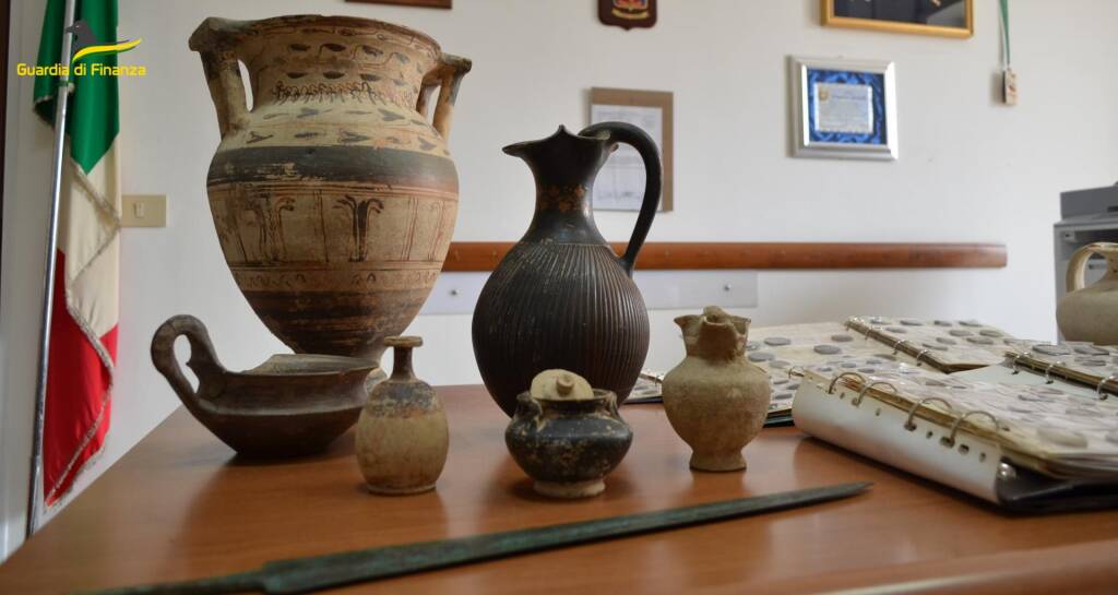 Al bazar del tombarolo: una collezione di reperti archeologici dentro casa