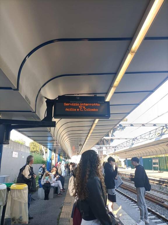 Guasto sulla Roma-Lido, ferrovia chiusa a metà: treni solo fra Colombo e Acilia