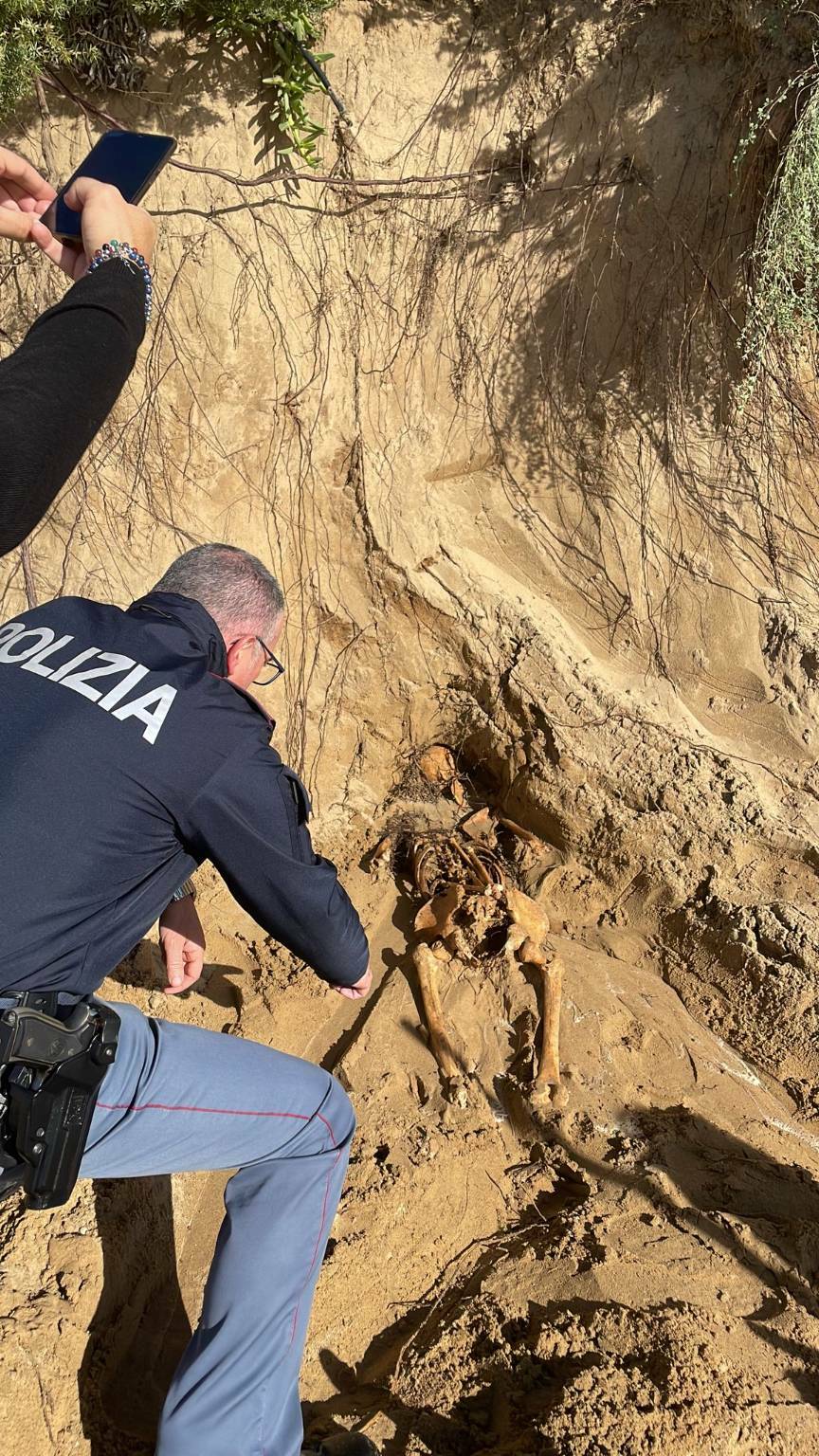 Scheletro umano trovato in spiaggia a Gaeta, ma risale all’epoca dell’antica Roma