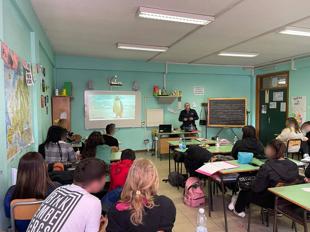 “Scuole sicure”: a Roma i poliziotti salgono in cattedra contro l’illegalità