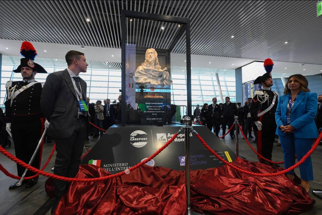 Spettacolo all’aeroporto di Fiumicino: il Salvator Mundi di Bernini accoglie turisti e passeggeri