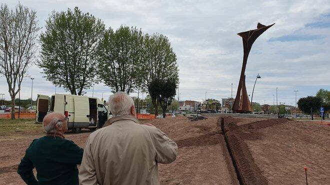 Rotonda di Coccia di Morto: prosegue l’installazione dell’opera dello scultore Bruno Liberatore
