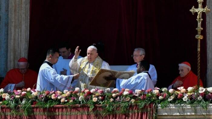 Pasqua, il grido del Papa: “Basta guerre: affrettiamoci a percorrere sentieri di pace”