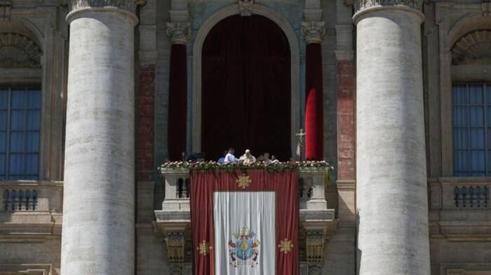 Pasqua, il grido del Papa: “Basta guerre: affrettiamoci a percorrere sentieri di pace”