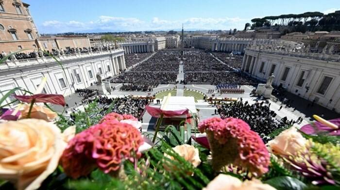 Pasqua, il grido del Papa: “Basta guerre: affrettiamoci a percorrere sentieri di pace”