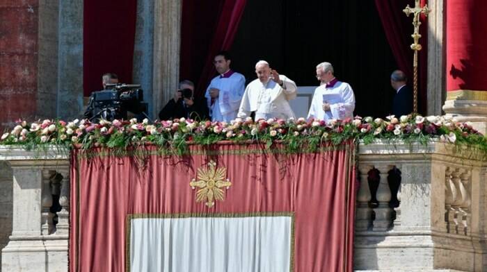 Pasqua, il grido del Papa: “Basta guerre: affrettiamoci a percorrere sentieri di pace”