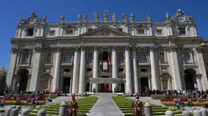 Pasqua, il grido del Papa: “Basta guerre: affrettiamoci a percorrere sentieri di pace”