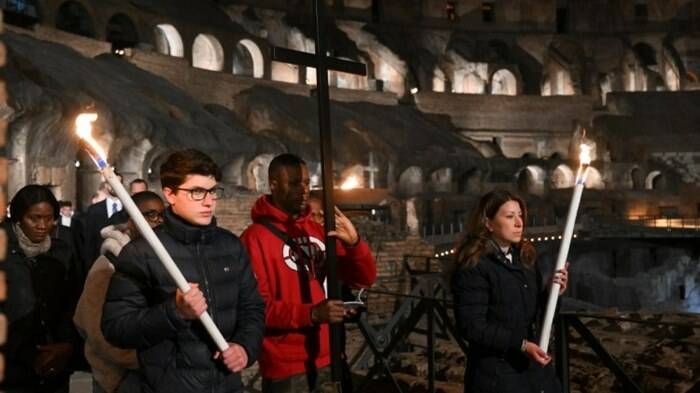 Via Crucis: al Colosseo gridano le voci dei sofferenti: “La guerra uccide la speranza”