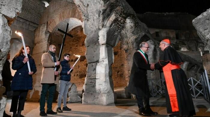 Via Crucis: al Colosseo gridano le voci dei sofferenti: “La guerra uccide la speranza”