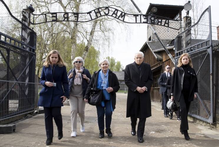 Olocausto, visita di Mattarella in Polonia: “Ai giovani la responsabilità di mantenere vivo il ricordo”