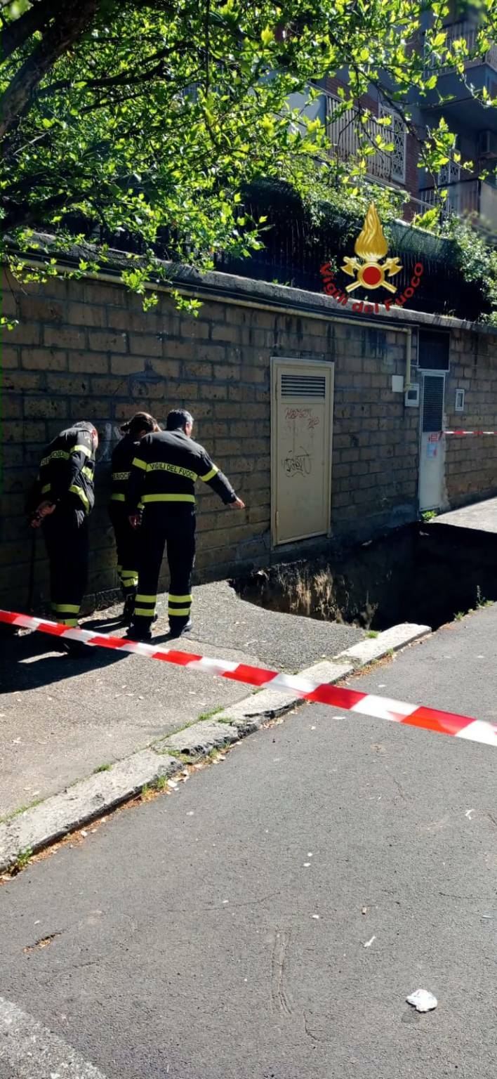 Roma, maxi voragine si apre al Portuense: evacuati i residenti di una palazzina