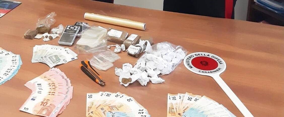 A spasso di notte per Acilia con la droga in tasca: baby-pusher bloccati dai carabinieri