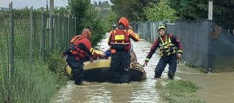 Alluvione in Emilia Romagna, 9 morti e migliaia di sfollati: allerta rossa prolungata di 24 ore