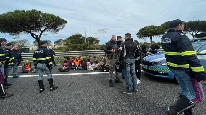 Ambientalisti sulla Roma-Fiumicino: sgomberati in quattro minuti