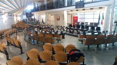 Fiumicino, l’opposizione chiede nuovamente il “posto occupato” in Consiglio per le donne vittime di violenza