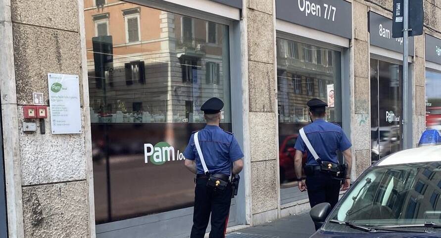 Roma, follia in centro: armato di fucile subacqueo rapina un supermarket