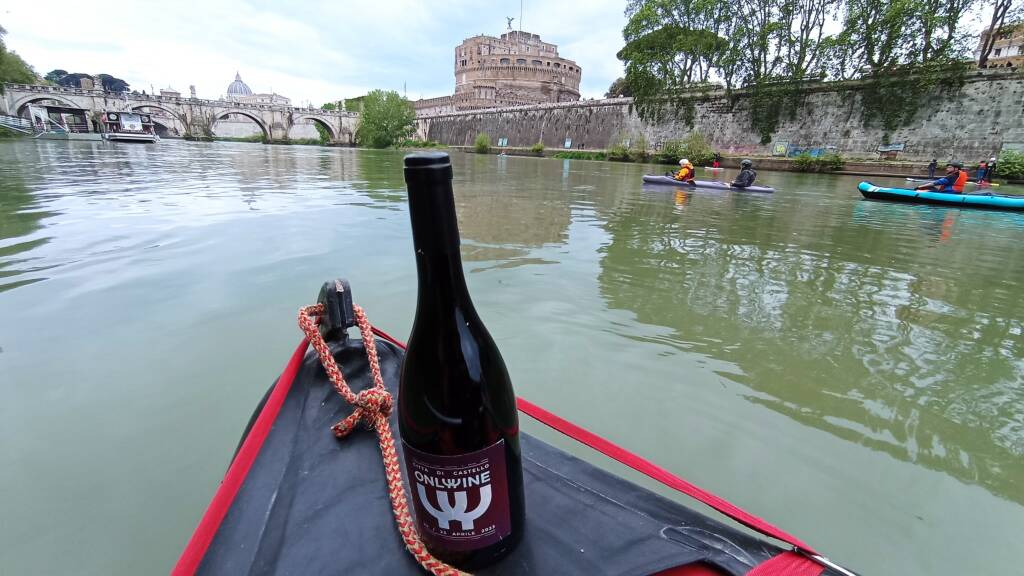 Centinaia in canoa da Città di Castello a Roma per la discesa internazionale del Tevere